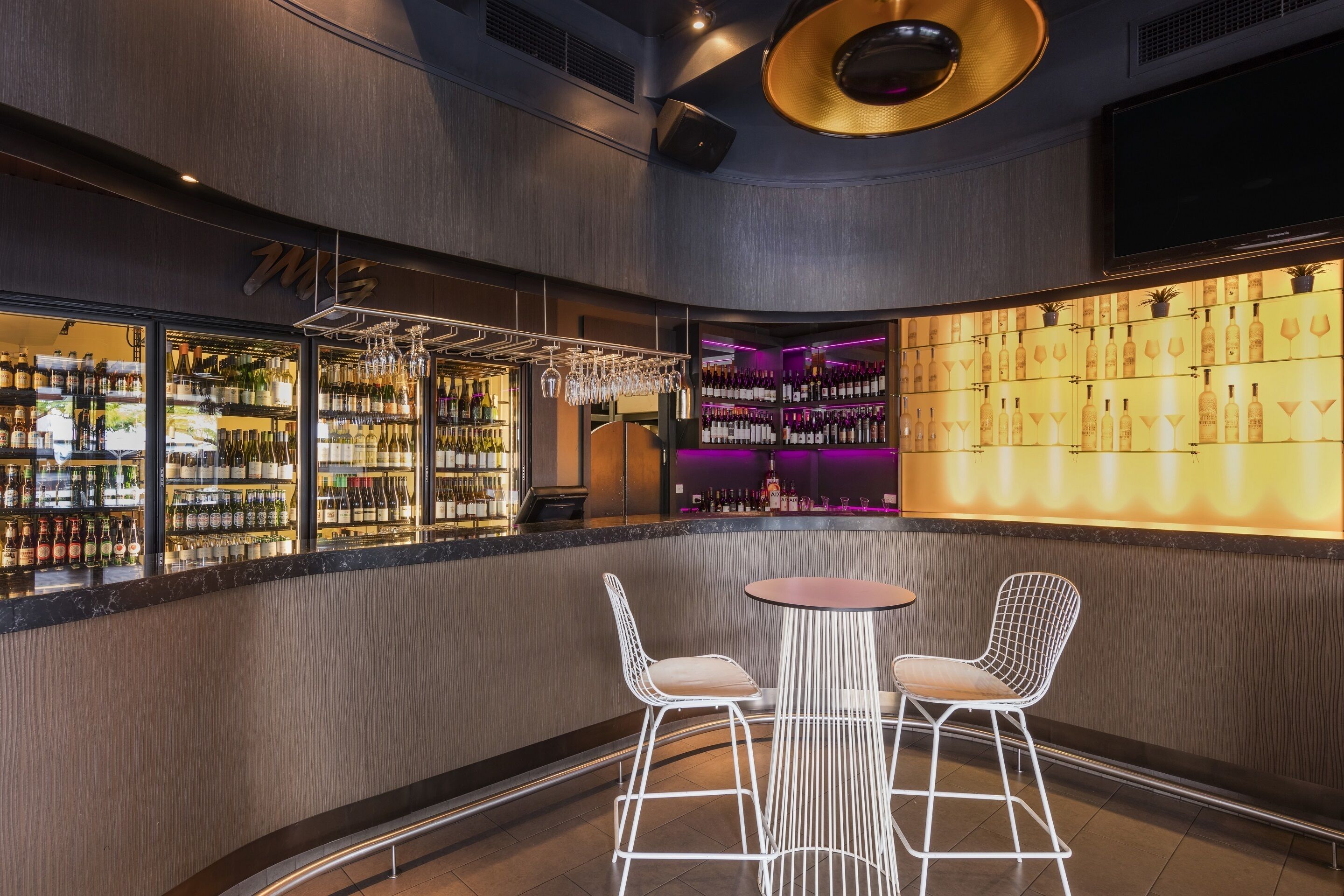 al fresco dining, serves breakfast, lunch and dinner