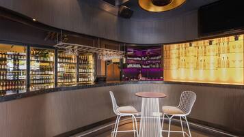 Al fresco dining, serves breakfast, lunch and dinner