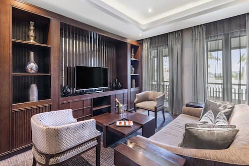 Premium bedding, in-room safe, desk, laptop workspace