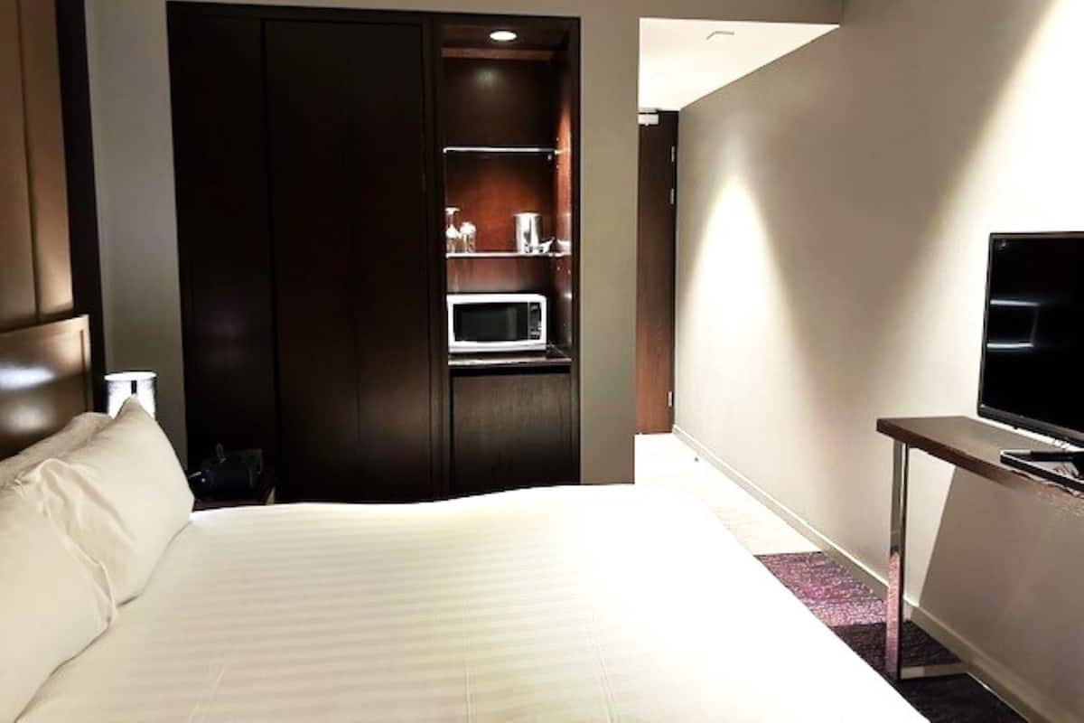 Atrium Queen | Luxe beddengoed, een kluis op de kamer, een bureau