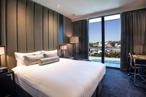 Ropa de cama de alta calidad y caja de seguridad en la habitación 