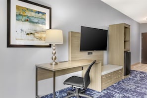 Suite, 1 llit de matrimoni gran, accessible, banyera (with Sofabed) | Matalassos amb encoixinament addicional i escriptori