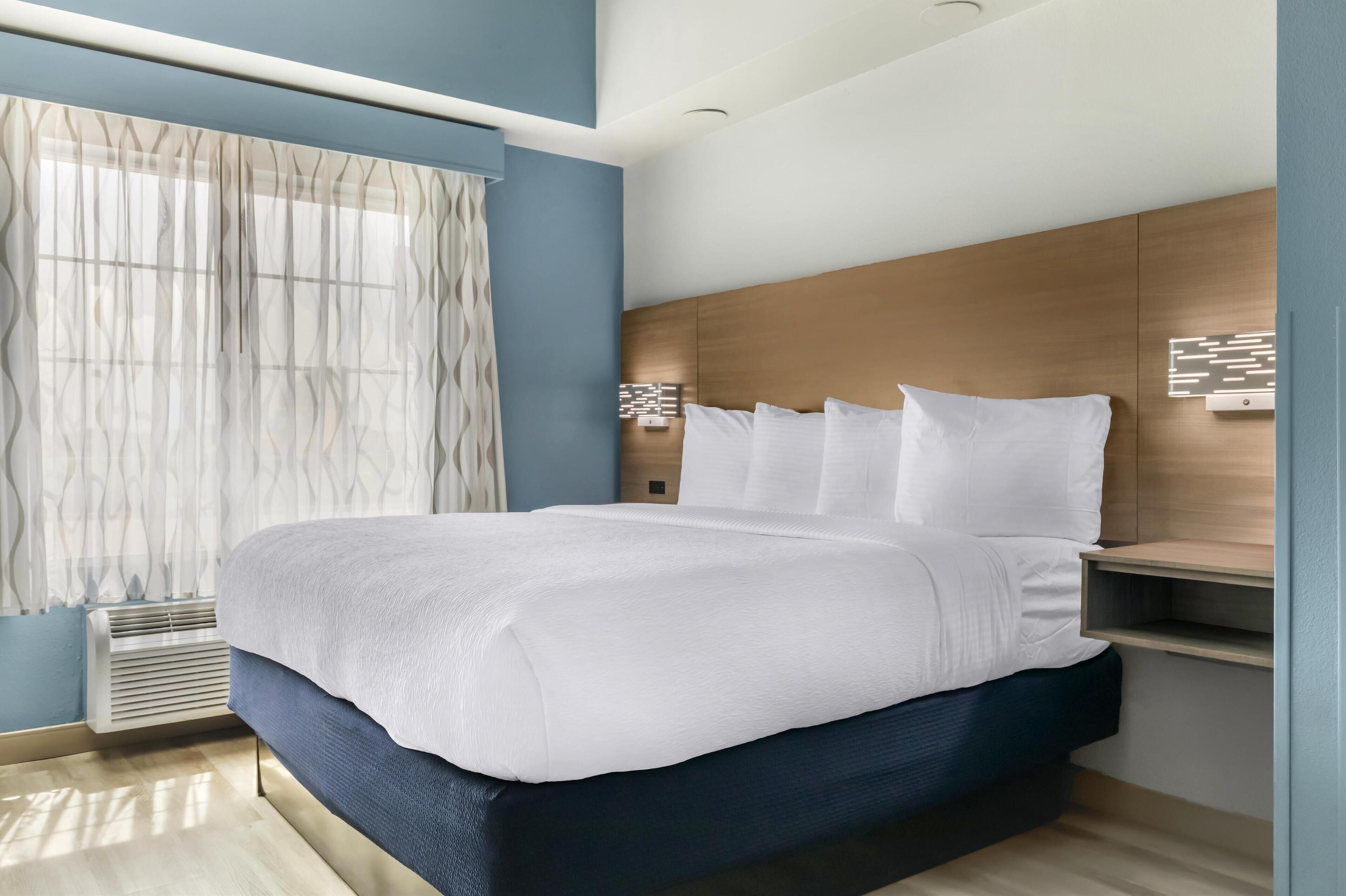 Standard Room, 1 King Bed, Accessible, Jetted Tub | Pillowtop beds, desk, laptop workspace, iron/ironing board