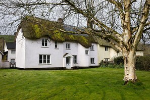 Front of property - The Royal Oak Exmoor (Minehead)