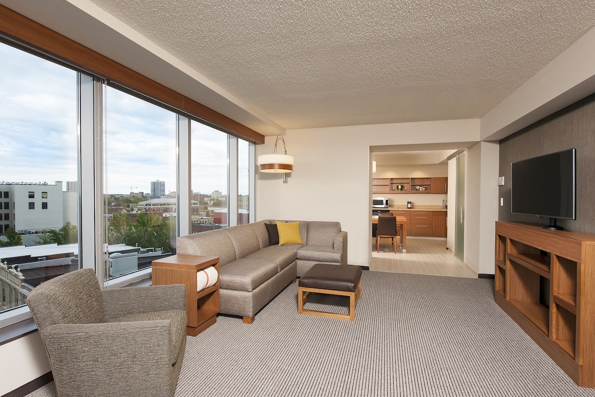 suite, 1 king bed | premium bedding, down duvets, pillow-top beds, desk