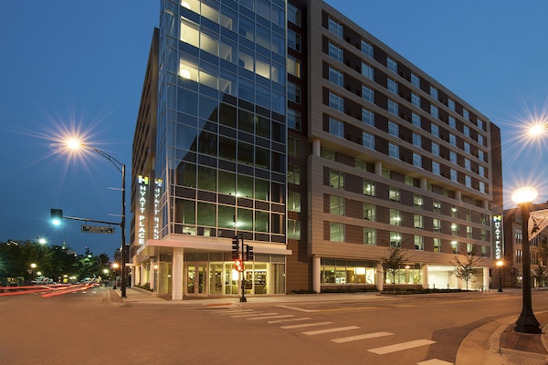 Depan hartanah - siang/malam