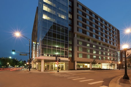 Fachada de la propiedad por la tarde o noche