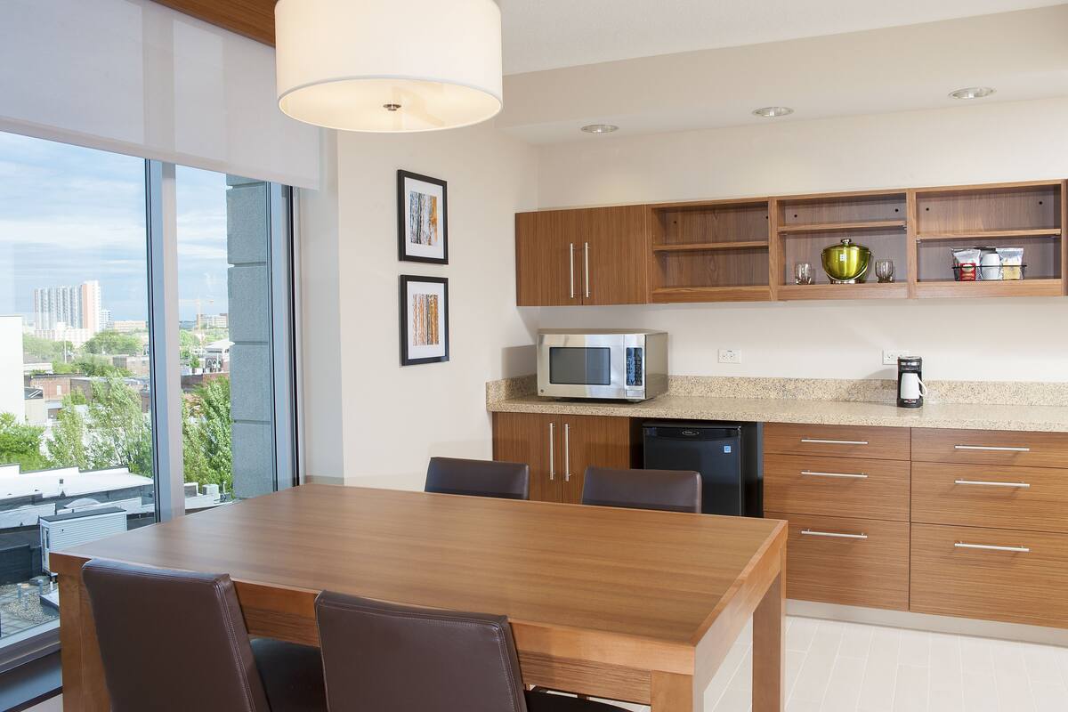 suite, 1 king bed | premium bedding, down duvets, pillow-top beds, desk