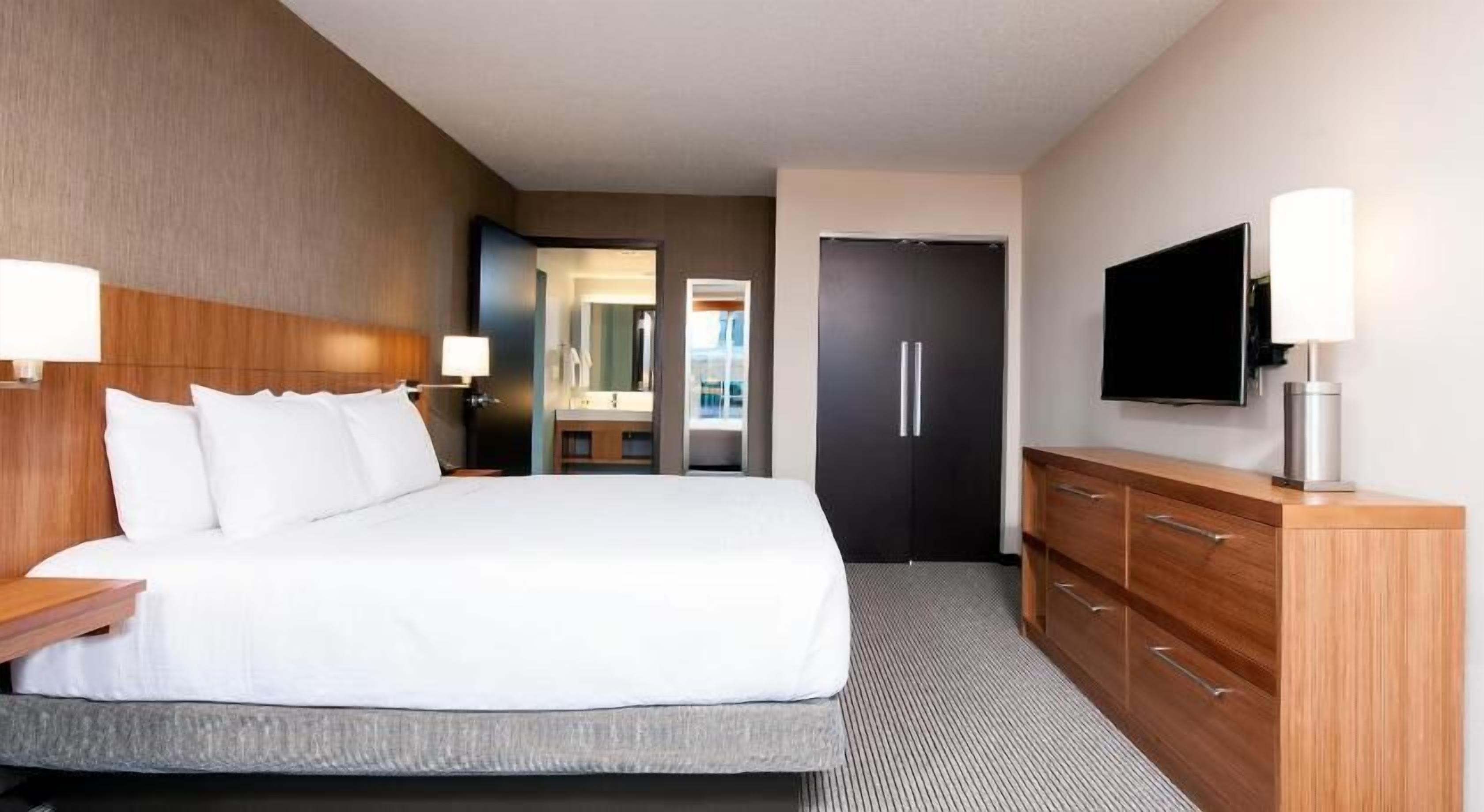 Premium bedding, down duvets, pillow-top beds, desk