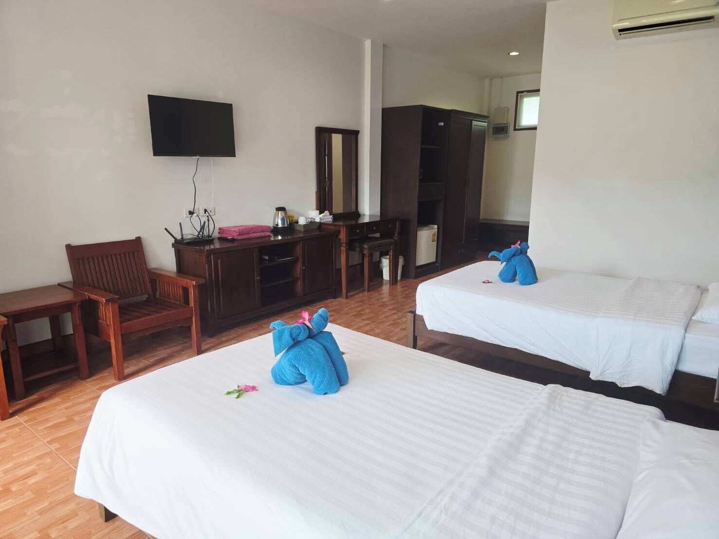 Habitació amb dos llits individuals Deluxe | Caixa forta a l'habitació, cortines opaques i llits addicionals 