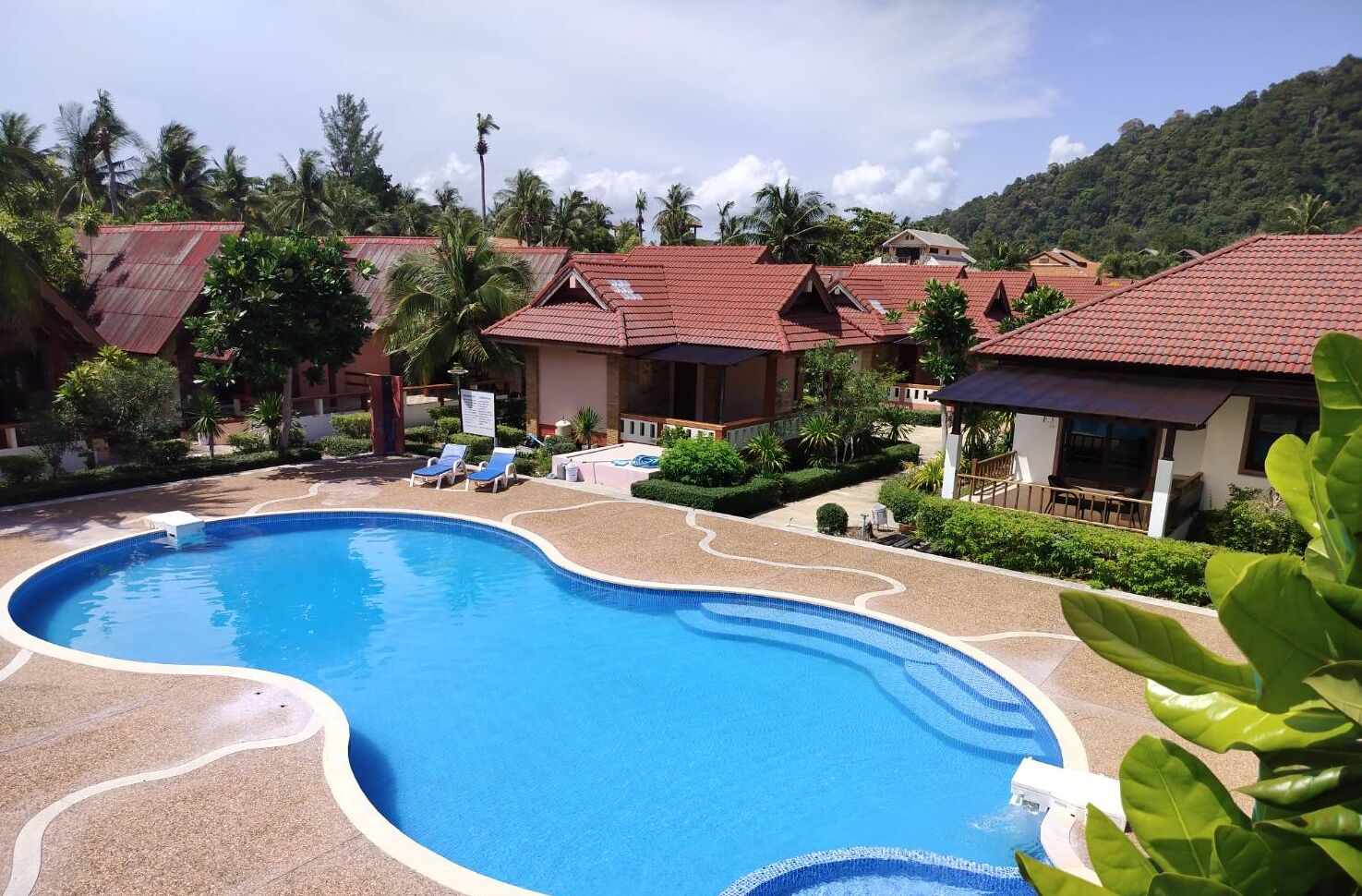 2 室外游泳池，日光浴躺椅