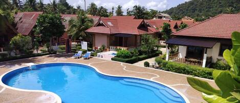 2 outdoor pools, sun loungers
