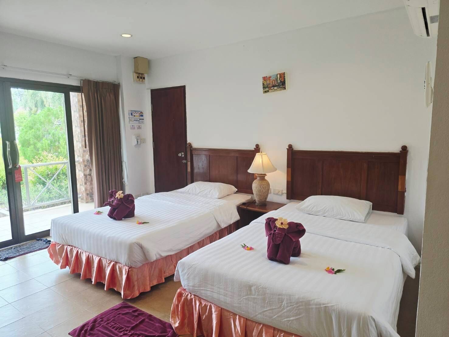 Habitació amb dos llits individuals superior | Caixa forta a l'habitació, cortines opaques i llits addicionals 