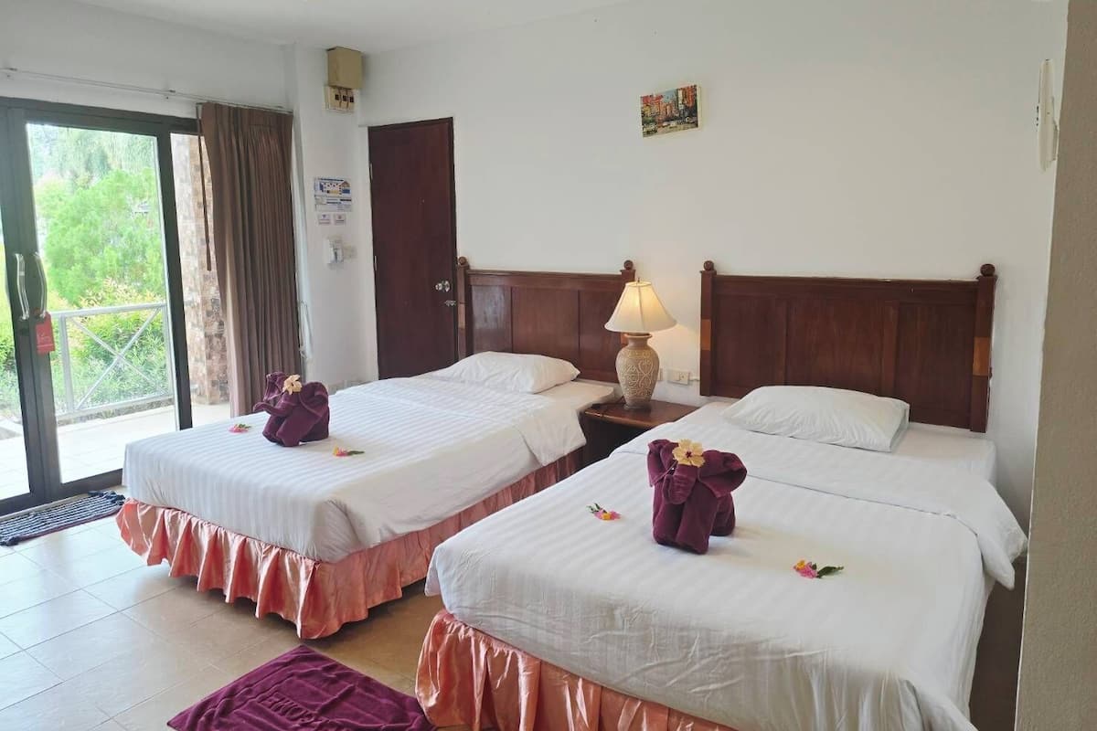 Superior-værelse med 2 enkeltsenge | Pengeskab på værelset, mørklægningsgardiner, ekstra senge (tillægsgebyr)