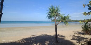On the beach, sun loungers, beach bar - D.R. Lanta Bay Resort (Ko Lanta)