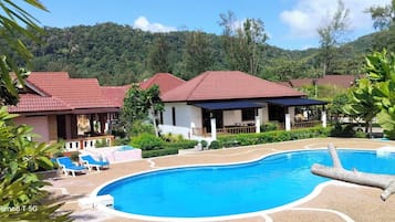 2 piscinas al aire libre, sillones reclinables de piscina