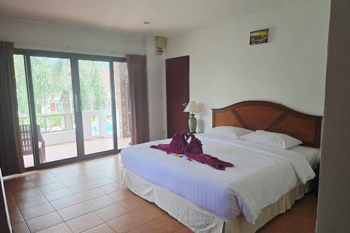 Superior-dobbeltværelse - udsigt til pool | Pengeskab på værelset, mørklægningsgardiner, ekstra senge (tillægsgebyr)