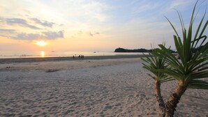 位於海灘上、躺椅、遮陽傘、海灘浴巾