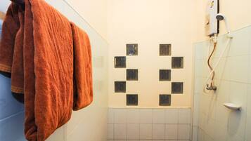 Deluxe Room | Bathroom | Shower, free toiletries, hair dryer, towels