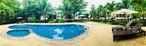 Piscina externa, espreguiçadeiras