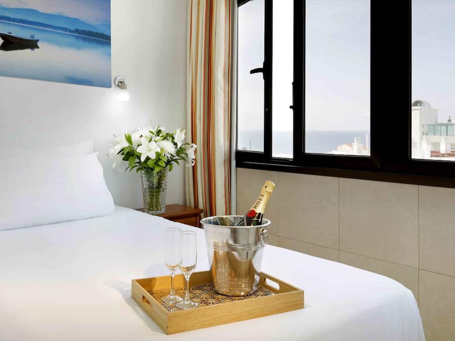 Cofres nos quartos, Wi-Fi de cortesia, roupa de cama