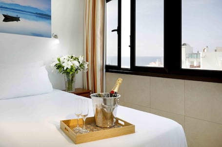 In-room safe, free WiFi, bed sheets