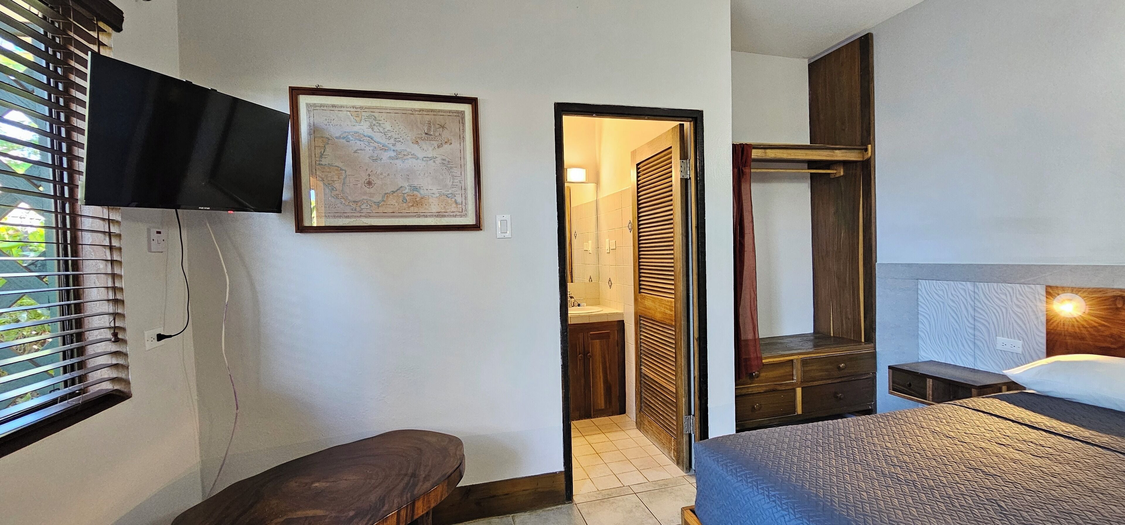Standard Double Room, Balcony, Garden View | Peti besi dalam bilik, dihias secara berasingan 