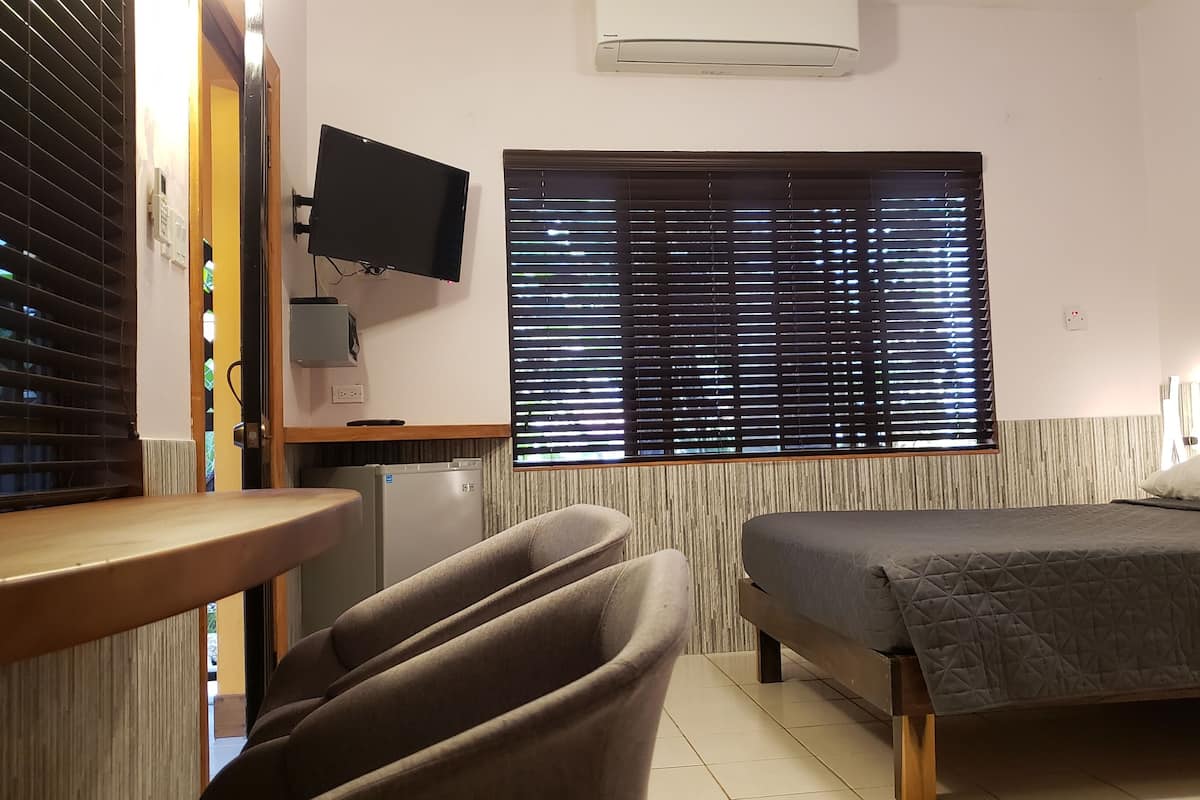Deluxe Quadruple Room | In-room safe, individually decorated, individually furnished