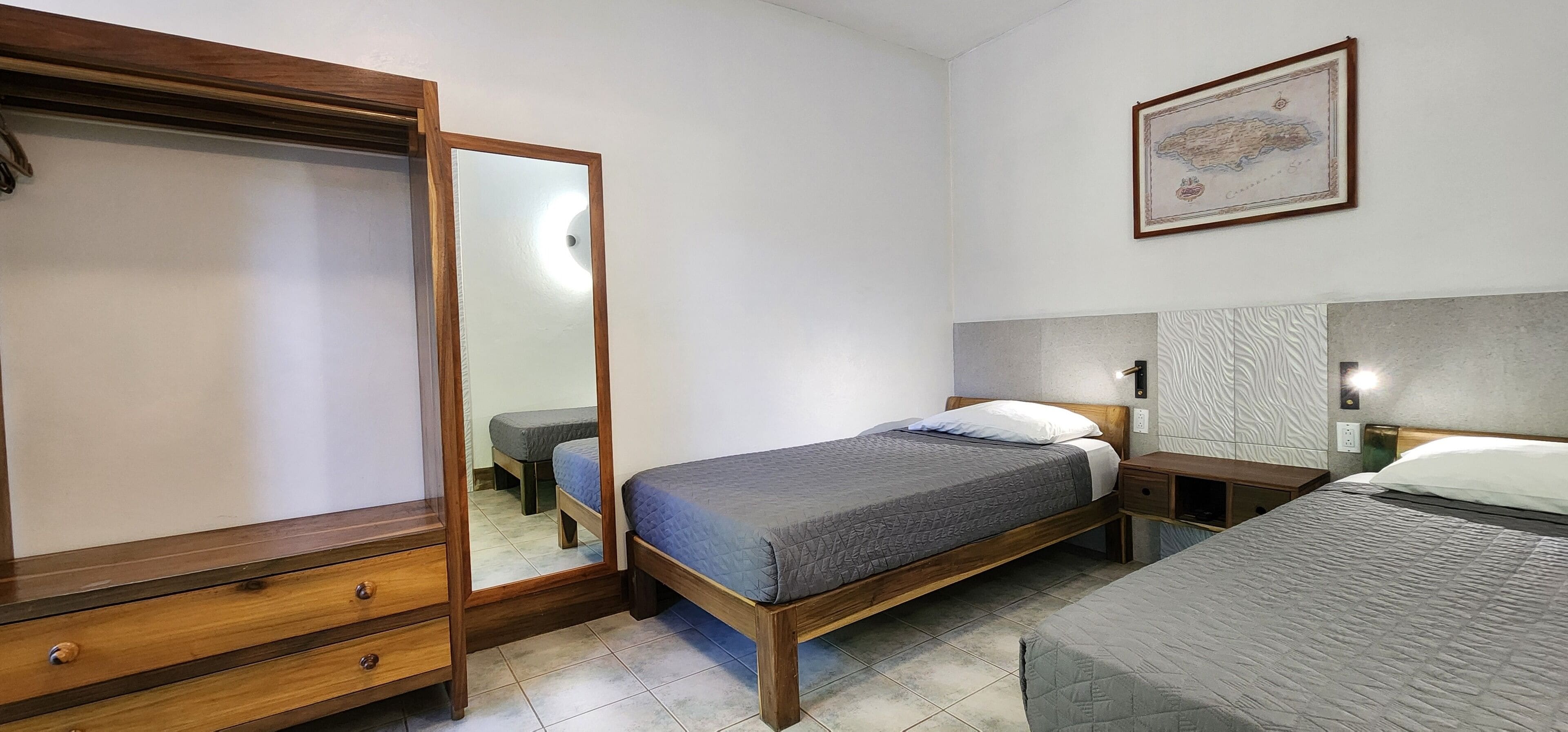 Basic Double or Twin Room | Peti besi dalam bilik, dihias secara berasingan 