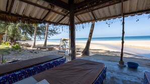A beachside hut with a thatched roof, a wooden bench, and a 'WELCOME' sign. - Good Days Lanta Beach Resort (Ko Lanta)
