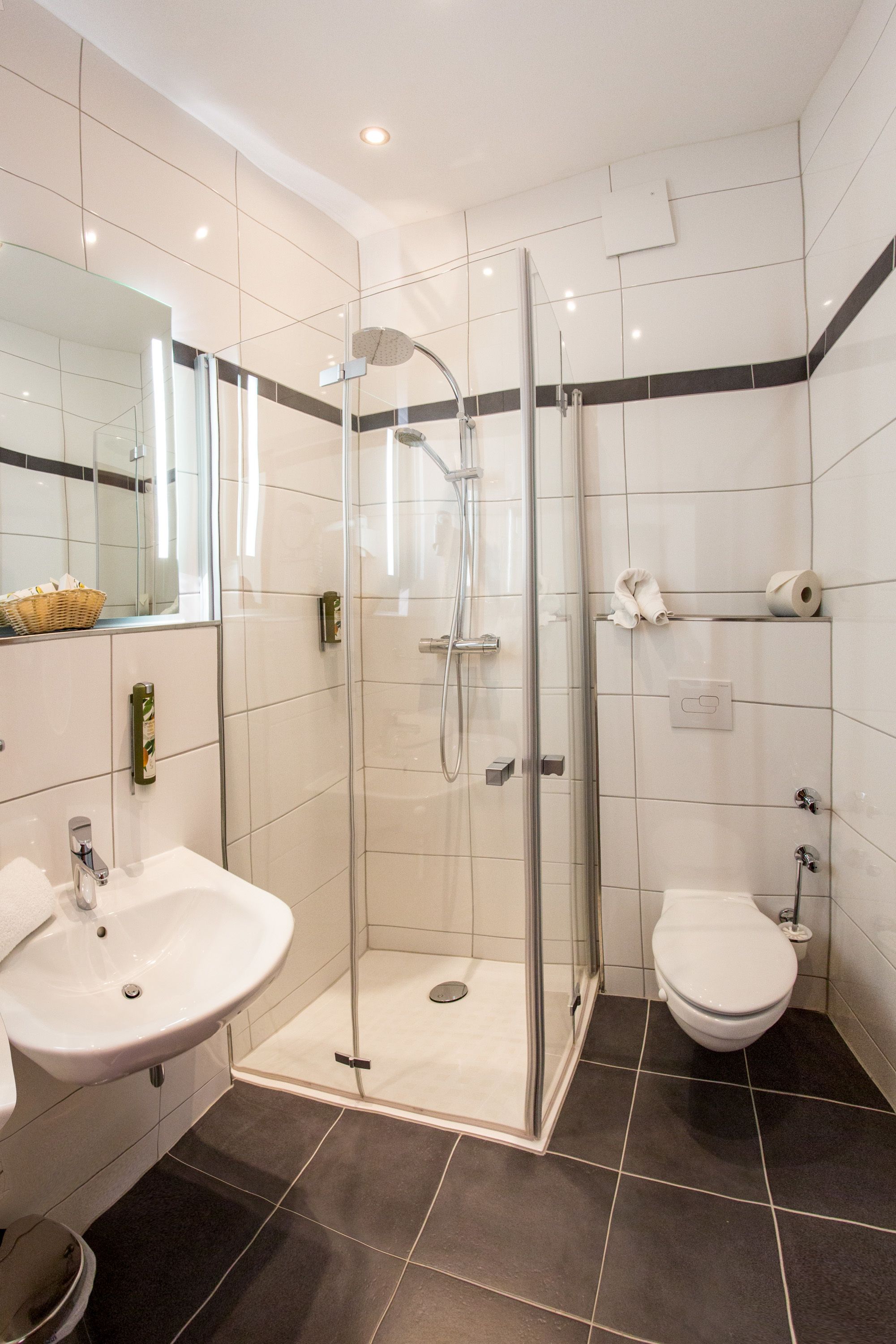 standard single room | bathroom | free toiletries, slippers, towels