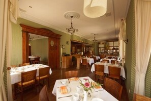 Café da manhã com buffet todos os dias (EUR 10.00 por pessoa) 