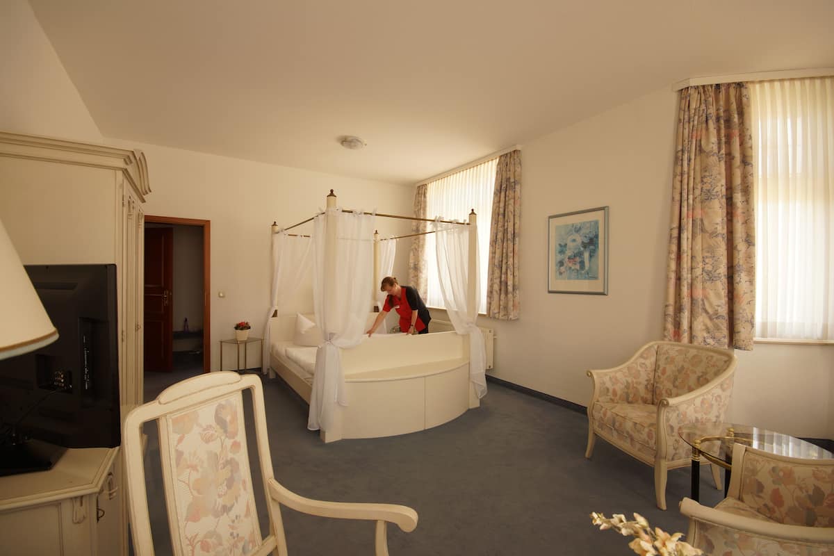 Hypo-allergenic bedding, minibar, in-room safe, desk