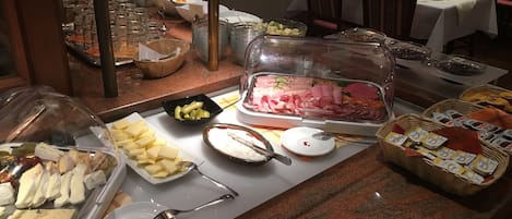Dagelijks ontbijtbuffet (EUR 10.00 per persoon)