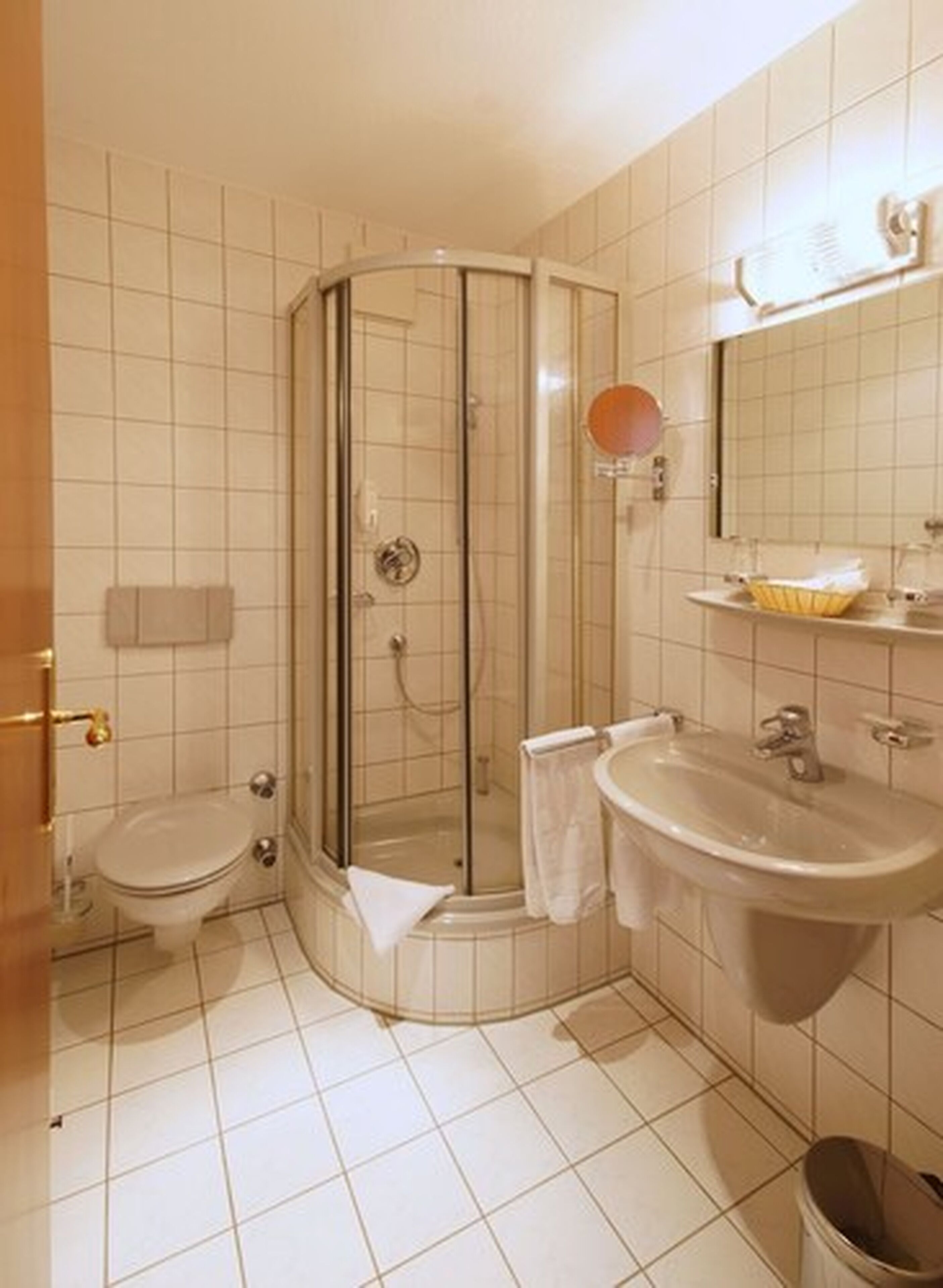 standard single room | bathroom | free toiletries, slippers, towels