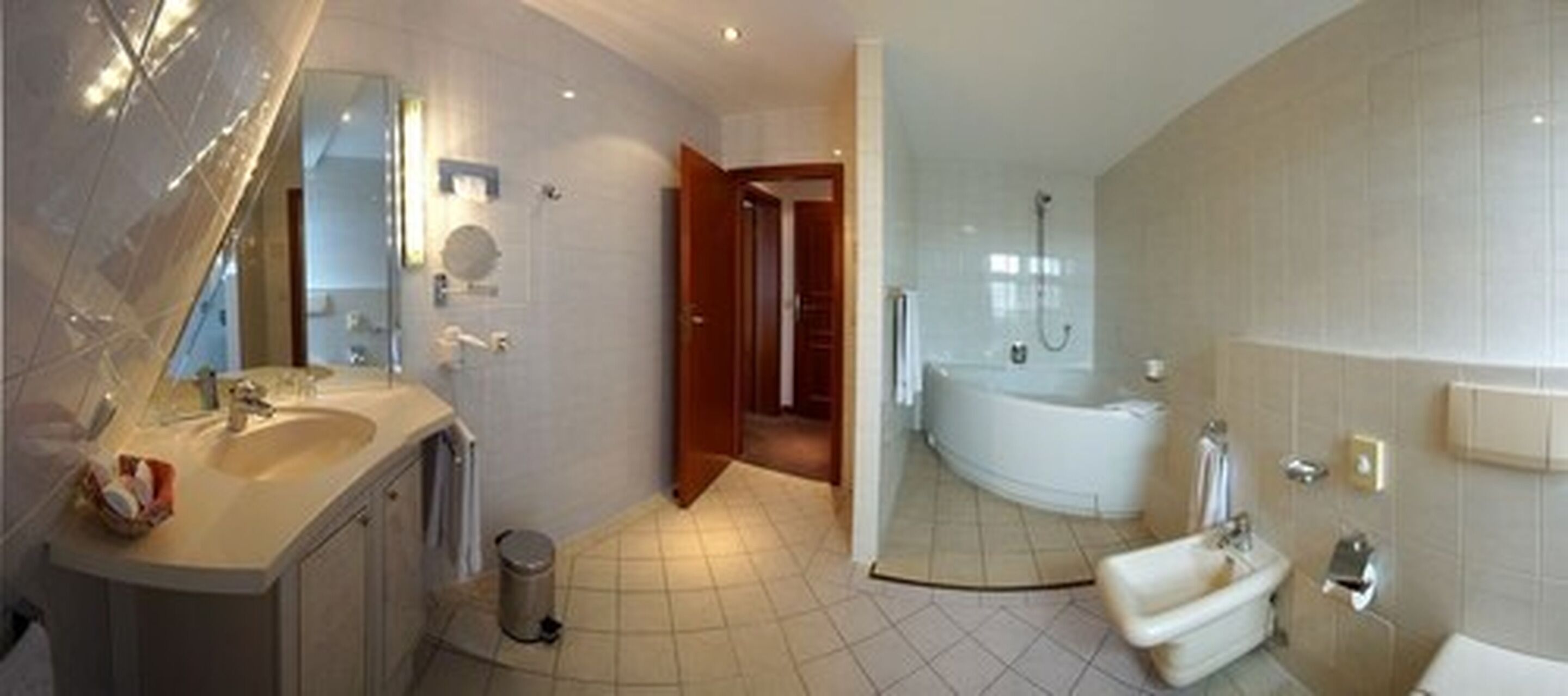 deluxe double room | jetted bathtub