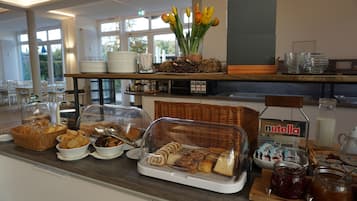 Daily buffet breakfast for a fee