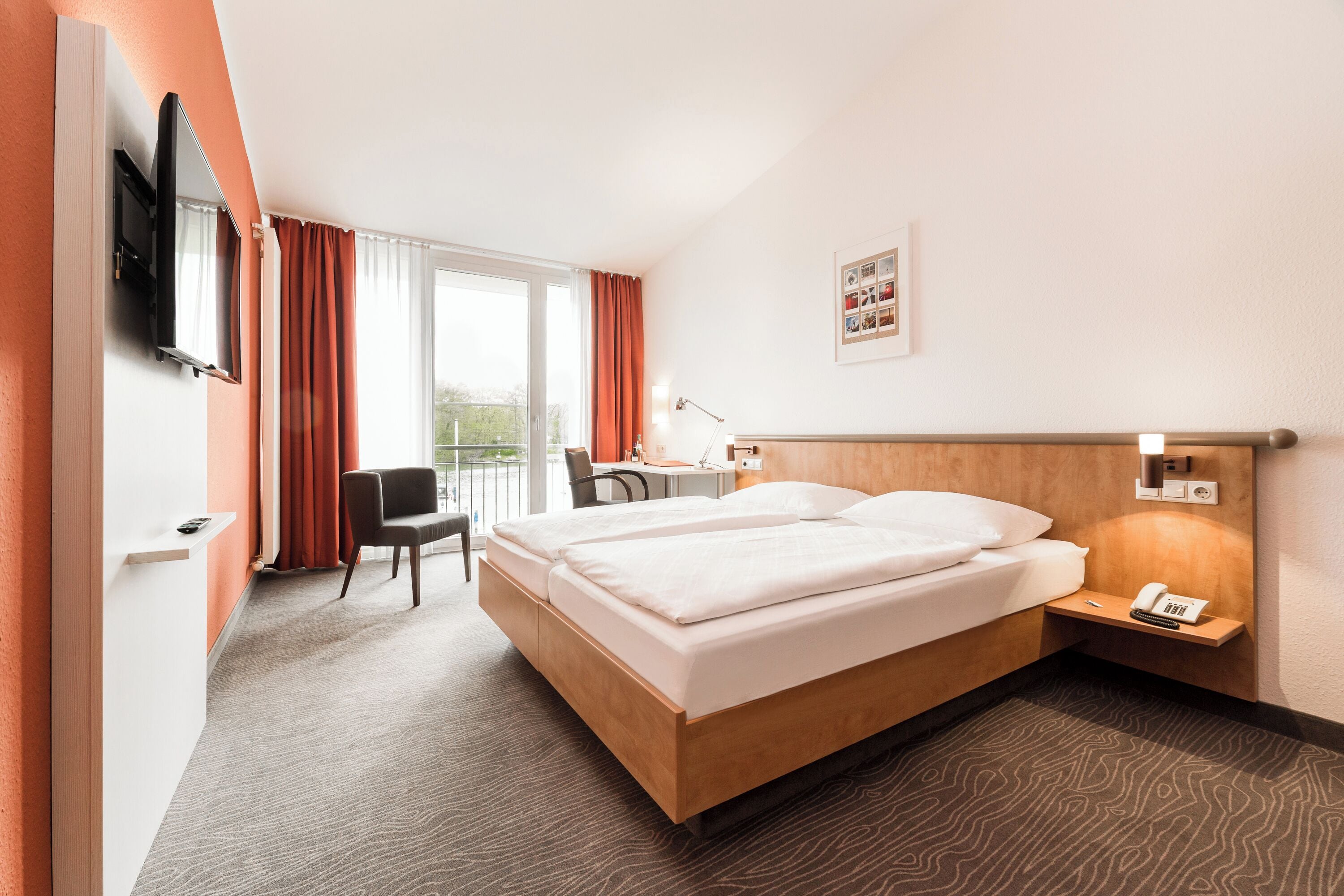 Literie hypoallergénique, minibar, coffres-forts dans les chambres