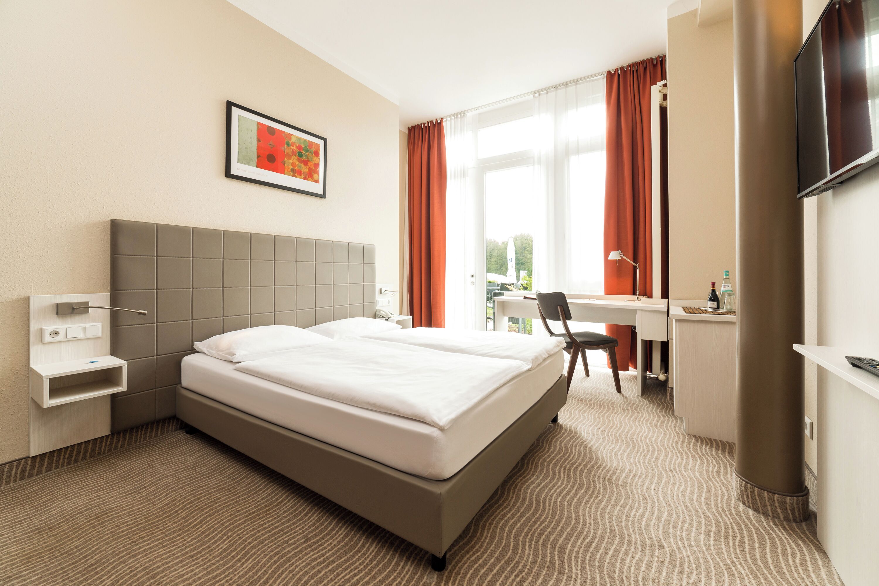 Standard-dobbeltværelse - udsigt til flod | Allergivenligt sengetøj, minibar, pengeskab på værelset, skrivebord