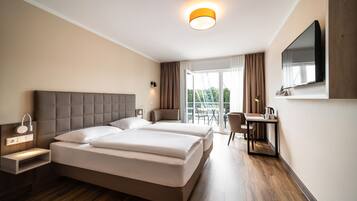 Deluxe-Doppelzimmer, 1 King-Bett, Nichtraucher, Flussblick | 1 Schlafzimmer, Allergikerbettwaren, Minibar, Zimmersafe