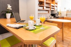 Café da manhã com buffet diário (EUR 15 por pessoa) 