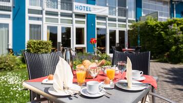 Tägliches Frühstücksbuffet (15 EUR pro Person)