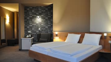 Superior Double Room, Non Smoking | Hypo-allergenic bedding, minibar, in-room safe, desk