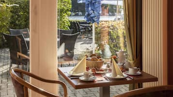 Desayuno buffet diario (EUR 15 por persona)