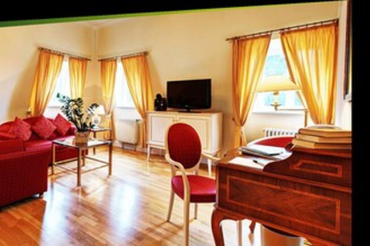 Ropa de cama hipoalergénica, minibar, caja fuerte y escritorio