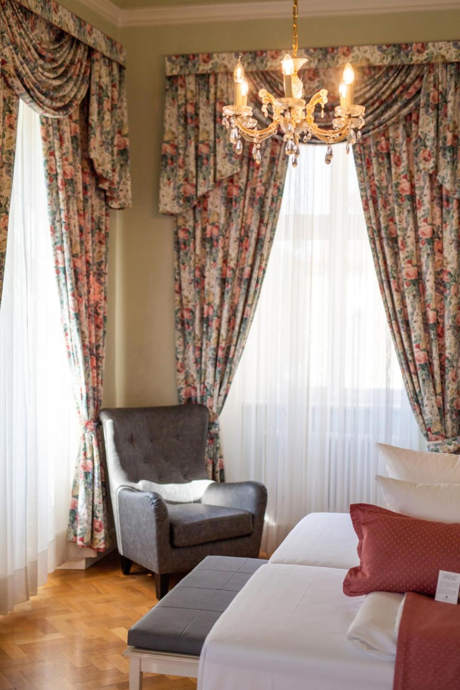 hypo-allergenic bedding, minibar, in-room safe, desk