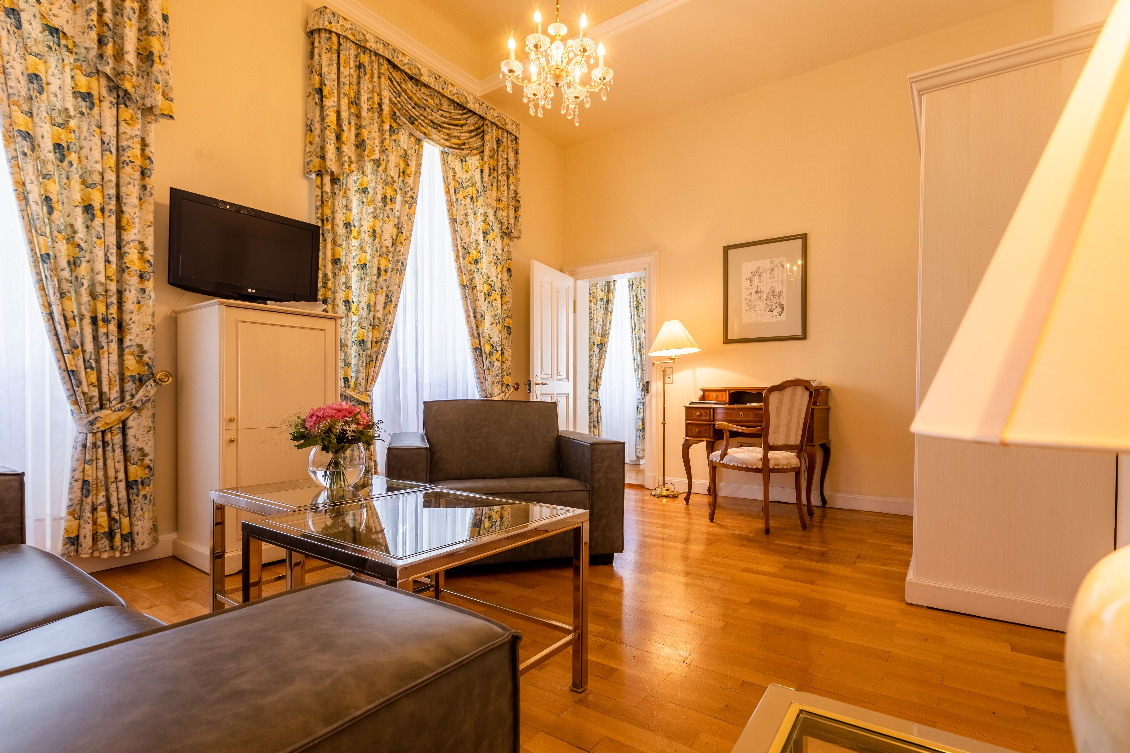 suite | living area | flat-screen tv