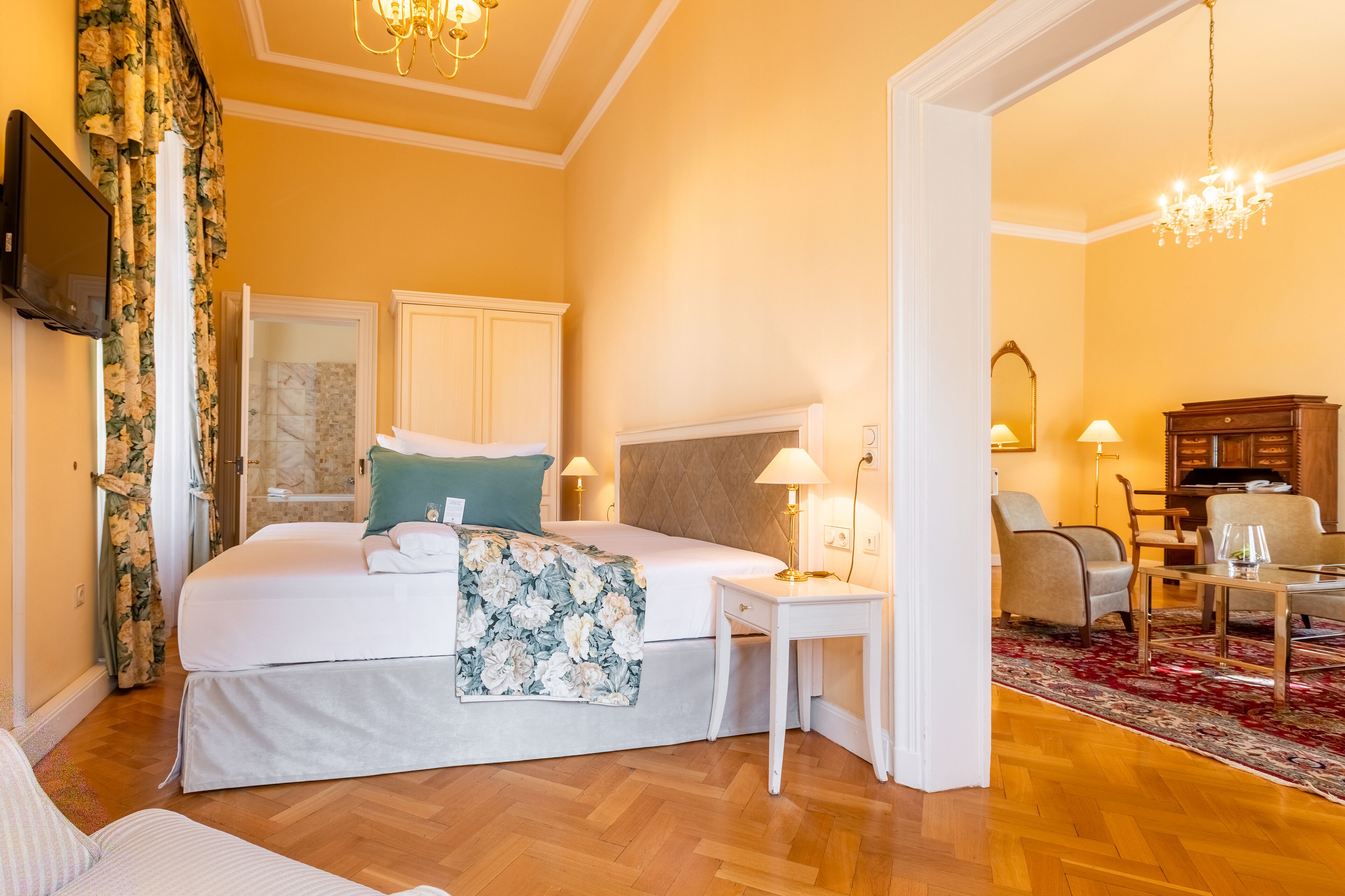 hypo-allergenic bedding, minibar, in-room safe, desk