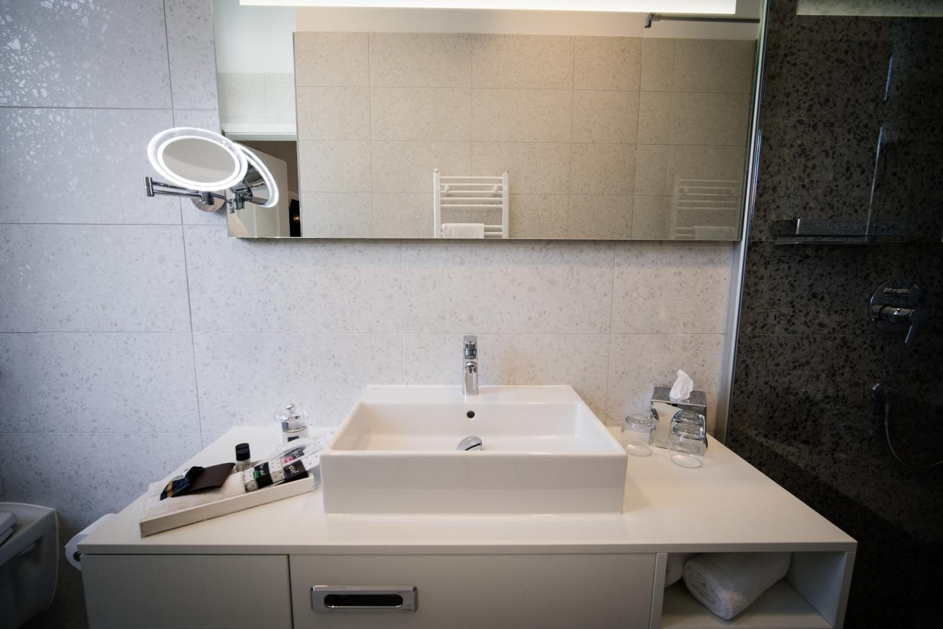 shower, deep-soaking bathtub, rainfall showerhead, free toiletries