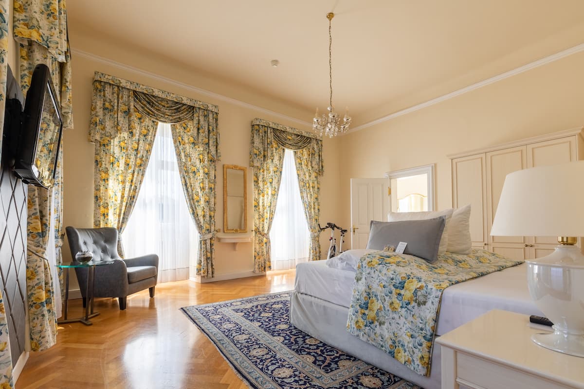 hypo-allergenic bedding, minibar, in-room safe, desk